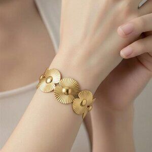 Adjustable Floral Bracelet - Elegant Luxury Flower Clasp Bangle Stainless Steel